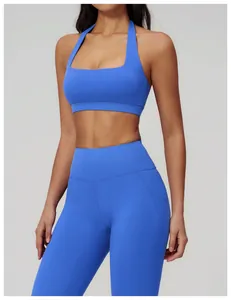 Détail de la brassière de yoga dos nu et du legging en tissu élastique bleu roi premium