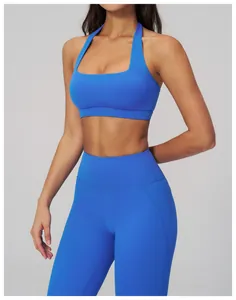 Détail de l'ensemble de yoga dos nu bleu montrant le tissu sans couture respirant