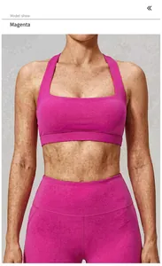 Détail de la brassière de yoga magenta et legging taille haute en tissu respirant