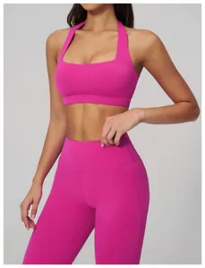 Vue détaillée du soutien-gorge de sport dos nu et leggings taille haute rose rouge