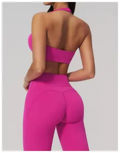Vue arrière du soutien-gorge de sport dos nu magenta et de l'ensemble de leggings
