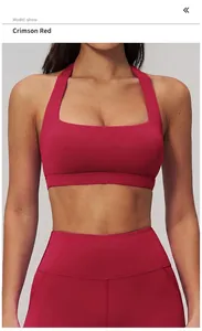 Gros plan sur le soutien-gorge de sport rouge cerise à col carré et fini mat élastique