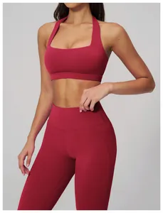 Détail de l'ensemble de yoga rouge foncé avec brassière licou et legging taille haute