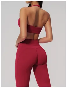 Vue arrière du soutien-gorge de sport dos nu rouge foncé et du legging taille haute sculptant