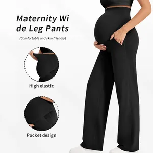 Détail de la taille élastique et de la poche latérale sur le pantalon de grossesse