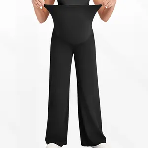 Détail du support de ventre élastique et de l'extensibilité du pantalon de yoga maternité