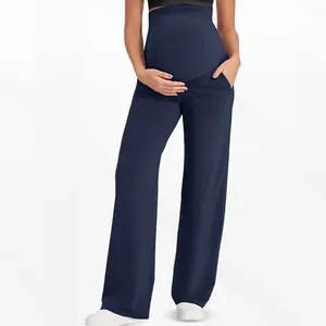 Gros plan du pantalon de grossesse bleu marine à taille haute avec poches latérales