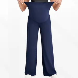 Gros plan montrant la haute élasticité et l'extensibilité de la taille du pantalon de maternité