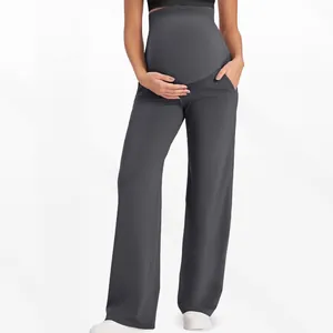 Détail du pantalon de maternité large gris foncé avec taille haute et poches latérales