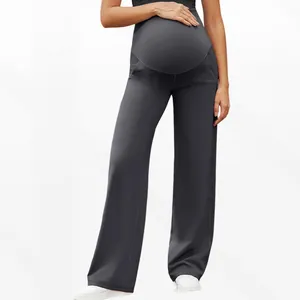 Détail du pantalon de yoga maternité avec soutien abdominal et tissu gris anthracite