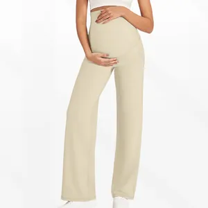 Détail du pantalon de maternité beige avec bandeau de soutien taille haute doux