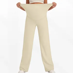 Détail du pantalon de yoga maternité taille haute montrant l'élasticité élevée du tissu