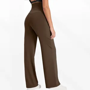 Vue détaillée du pantalon de yoga de maternité taille haute marron foncé à jambes larges