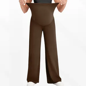 Détail de la taille élastique sur ce pantalon de maternité marron avec maintien du ventre