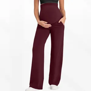 Détail du pantalon de maternité large rouge vin avec bandeau de soutien du ventre