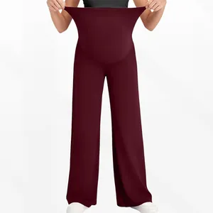 Détail de l'élasticité de la taille haute du pantalon de maternité large bordeaux