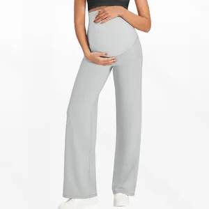 Détail du pantalon de maternité à taille haute avec soutien du ventre et jambes larges