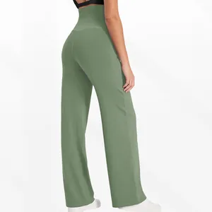 Vue détaillée du dos d'un pantalon de yoga de maternité évasé à taille haute