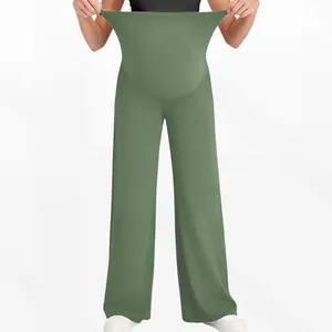 Détail montrant la haute élasticité du pantalon de maternité à taille haute et large
