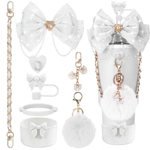 Kit accessori per borraccia con fiocco bianco, pompon e catena dorata per decorazione