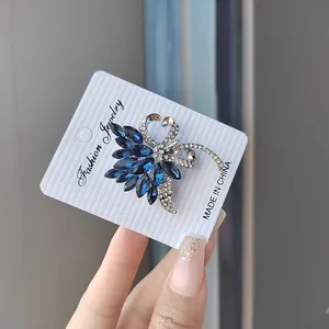 Exquise broche cygne en cristal bleu avec diamants blancs sur une base en alliage argent