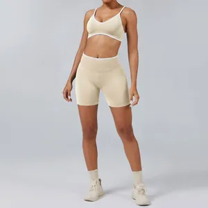 Zweiteiliges Yoga-Set mit beigem Sport-BH und hoch taillierten Shorts für Damen