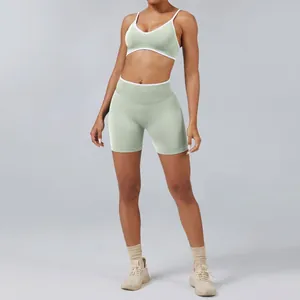 Zweiteiliges hellgrünes Yoga-Set mit Kontrastsaum, V-Ausschnitt Top und High-Waist-Shorts