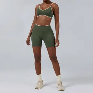 Zweiteiliges Yoga-Set in Olivgrün mit beigem Kontrastrand, High-Waist-Shorts und U-Neck-BH