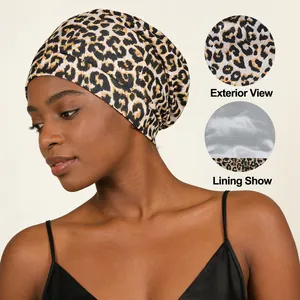 Détail de l'imprimé léopard extérieur et de la doublure en satin de ce bonnet slouchy