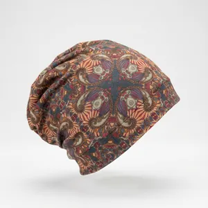 Détail de l'imprimé paisley bohème sur un bonnet souple à double couche pour femmes
