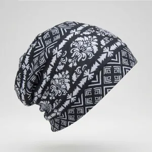 Détail du bonnet avec imprimés géométriques et doublure douce en satin