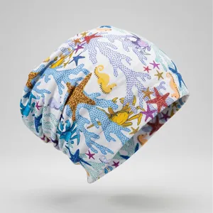 Détail du bonnet en maille souple avec motifs d'étoiles de mer et hippocampes