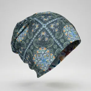 Détail du bonnet à motif paisley avec doublure étoile de mer et tissu double couche