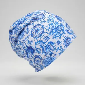 Détail du bonnet blanc avec imprimé paisley bleu et texture de tissu doux