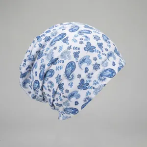 Gros plan d'un bonnet souple blanc avec imprimé paisley bleu et textile confortable