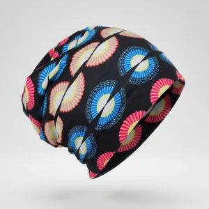 Détail du bonnet avec motifs géométriques colorés et texture du tissu en maille douce