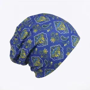 Vue détaillée du motif paisley bleu et de la texture douce du bonnet en tissu
