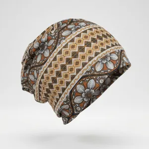 Détail de l'imprimé floral et de la texture géométrique sur le bonnet souple