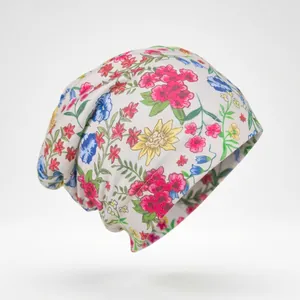 Gros plan d'un bonnet slouchy double épaisseur avec des motifs floraux vintage colorés