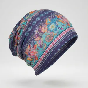 Vue détaillée de la doublure en satin doux dans le bonnet à motifs bohémiens