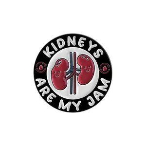 Emaille speldje met cartoon nieren en tekst Kidneys Are My Jam erop