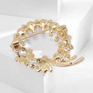Élégante broche couronne de perles dorées au design ondulé avec fermeture sécurisée
