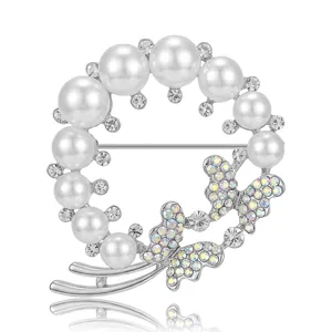Broche couronne de perles élégante avec papillons en cristal sur base argentée