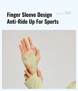 Dettaglio top yoga verde chiaro con design a asola per il pollice sulle maniche