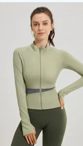 Dettaglio della giacca da yoga slim fit con fori per i pollici e design a contrasto
