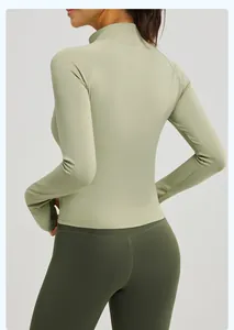 Dettaglio di un crop top sportivo attillato con collo alto e design a maniche raglan