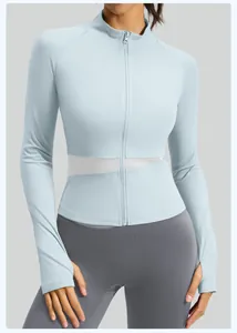 Dettaglio della giacca da yoga blu ghiaccio con inserto in mesh bianco traspirante
