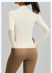 Dettaglio del top da yoga crema a maniche lunghe e dei leggings sportivi marroni