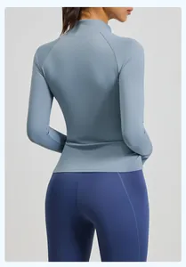 Vista posteriore dettagliata della giacca da yoga e leggings a vita alta con cuciture ergonomiche