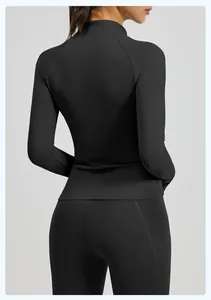Vista posteriore di maglia sportiva nera a maniche lunghe e leggings fitness aderenti